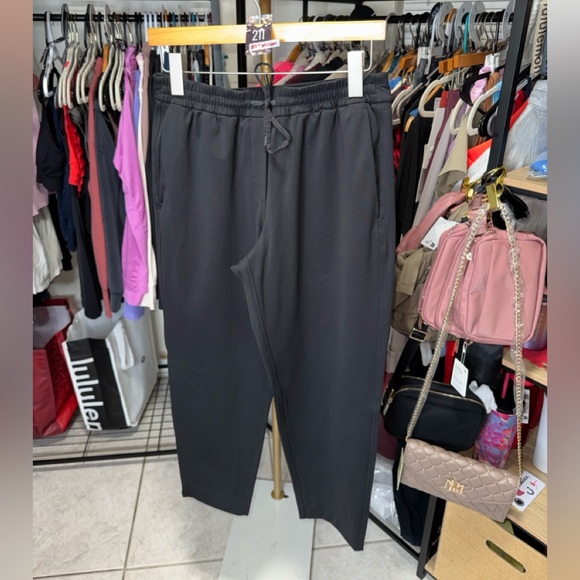 211. Lululemon Tapered-Leg Mid-Rise Pant 7/8 Length *Luxtreme in Black - Picture 1 of 5